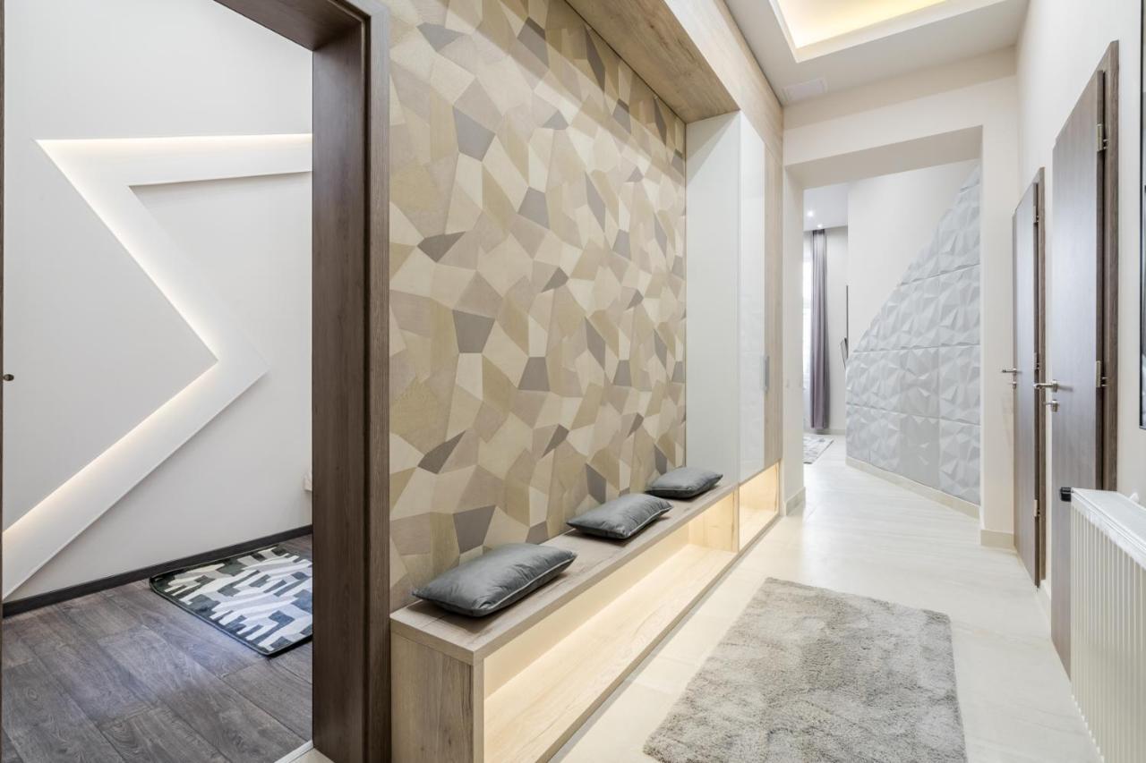 Nirvana Suite,3 Bedrooms, 2 Bathrooms, Acs *